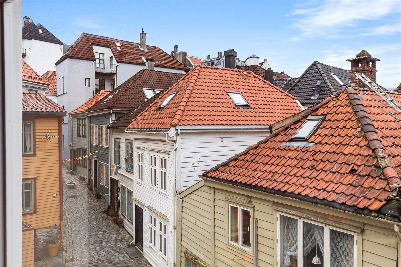 Leiligheten ligger i 3. etasje, som gir mye dagslys og koselig utsikt mot de gamle bergenstakene Galleribilde