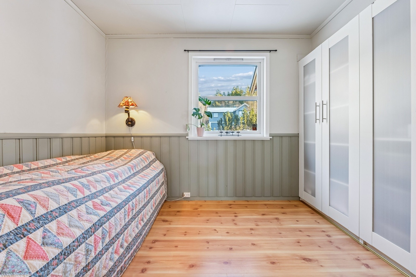 Soverom i 1. etasje med garderobeløsning. Galleribilde