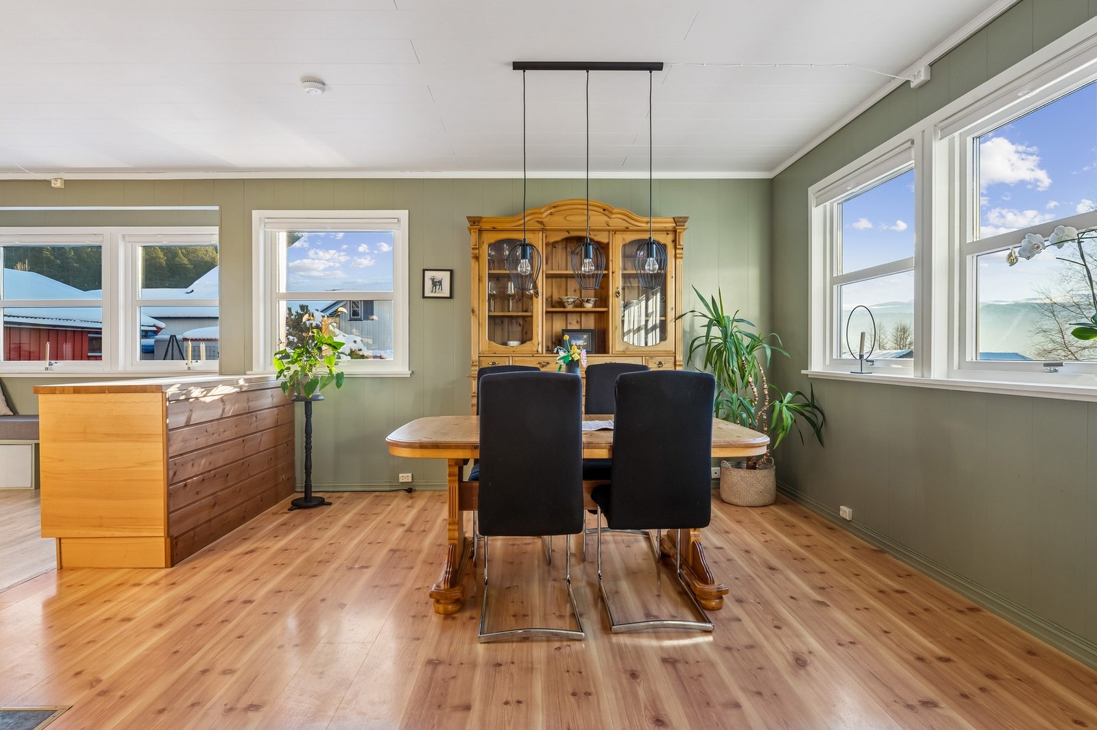 boligen er betydelig oppgradert i senere tid med bla. nytt tak og sikringsskap i 2023. Galleribilde