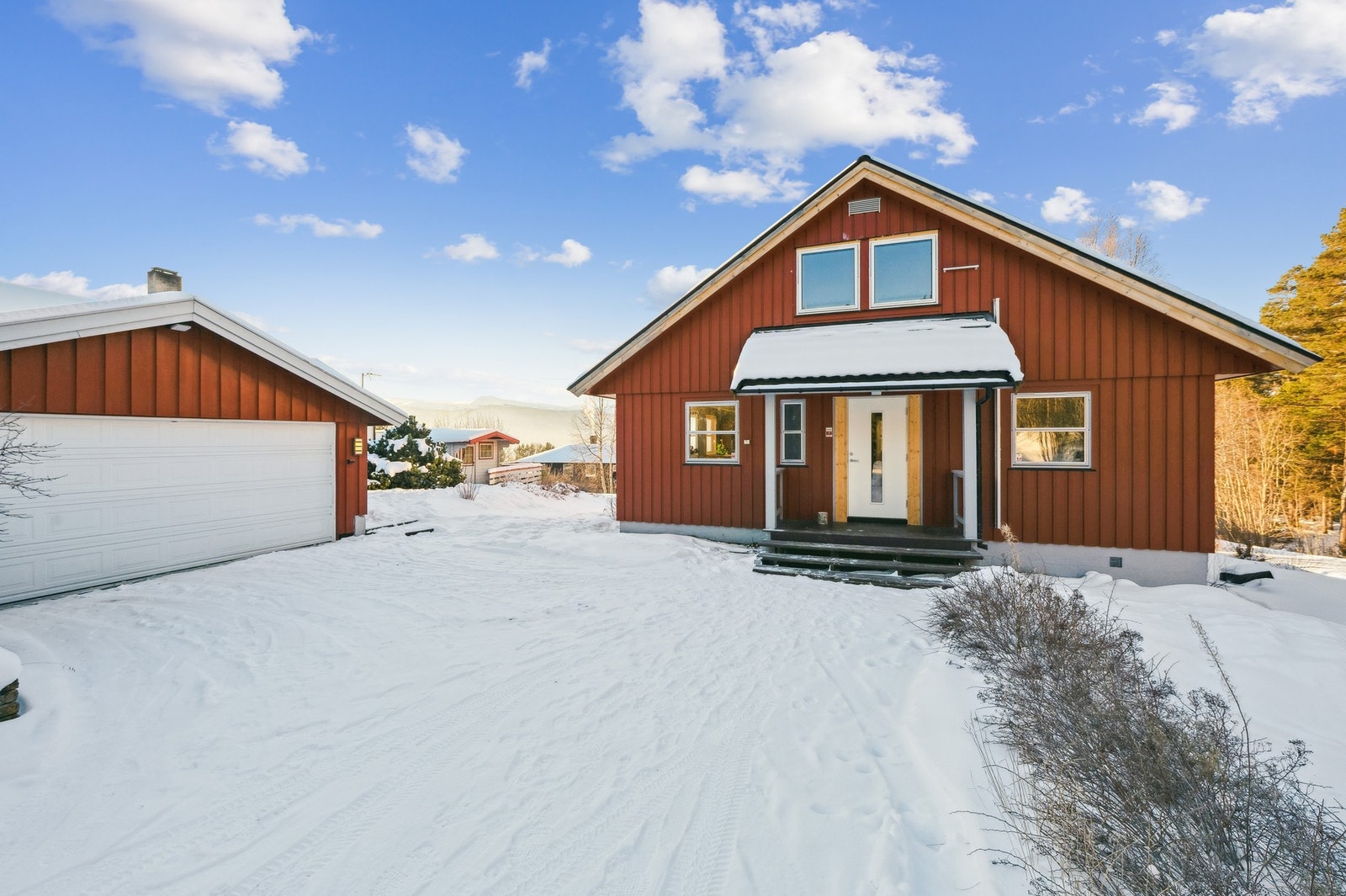 Parkering i garasje og på tomten. Galleribilde