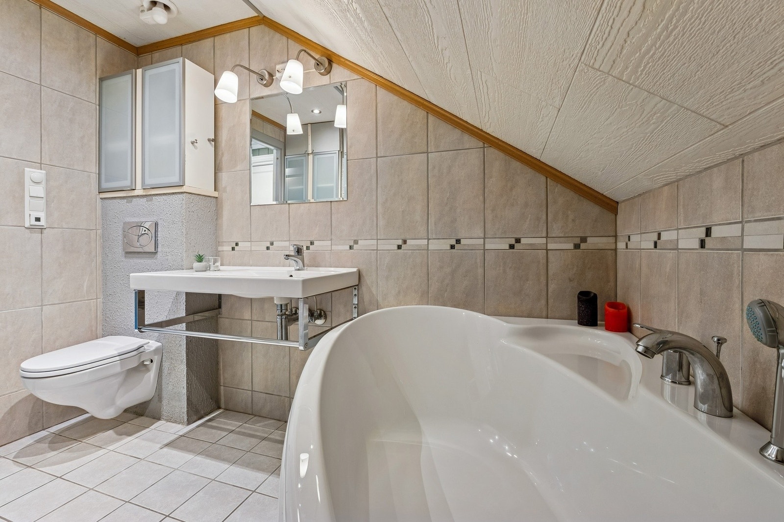 Flislagt bad i 2. etasje med gulvvarme. Galleribilde