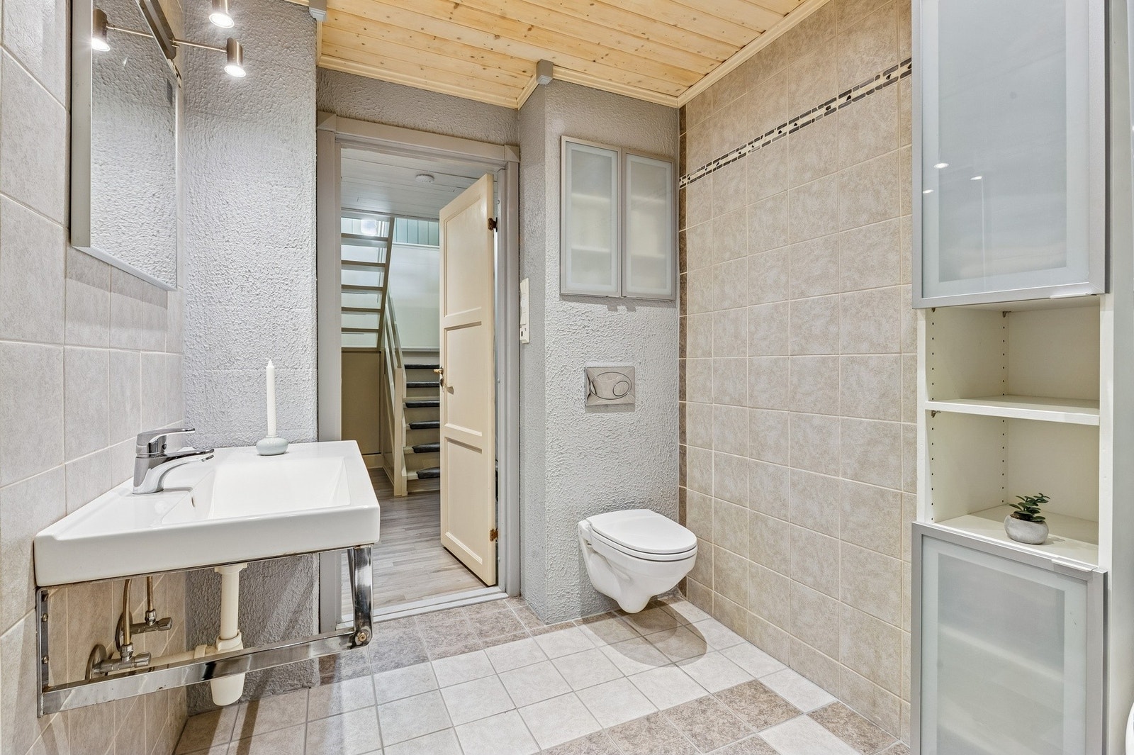 Badet er innredet med dusjkabinett, mekanisk avtrekk og veggmontert wc. Galleribilde