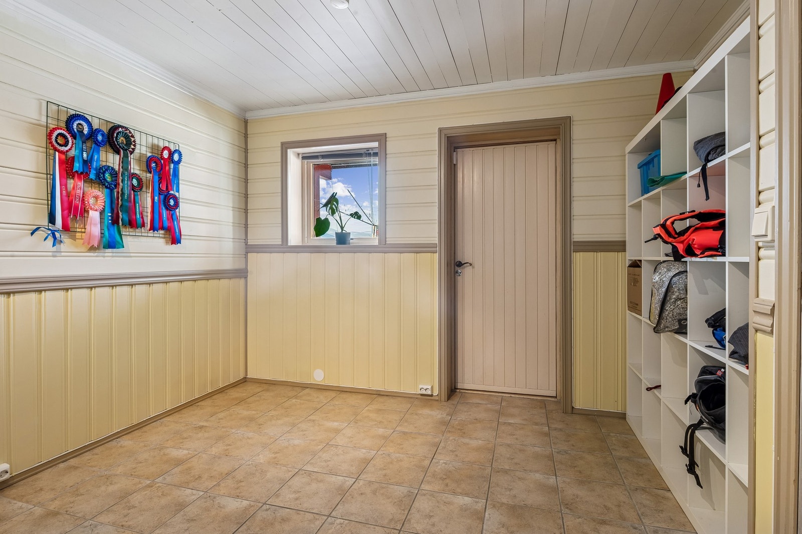 Disponibelt rom i kjeller med egen inngang. Galleribilde