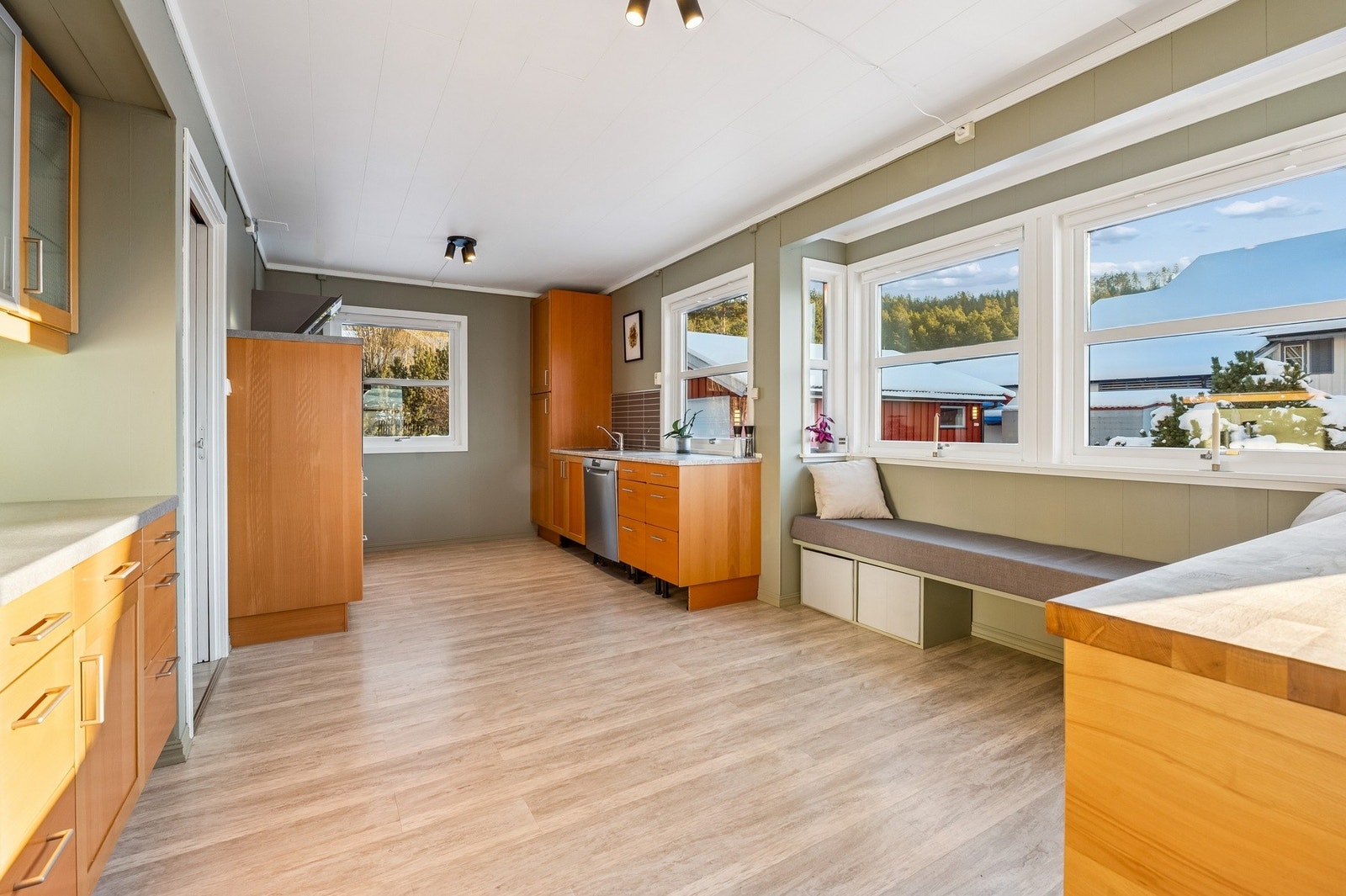 Praktisk kjøkken med mye skap- og benkeplass. Galleribilde