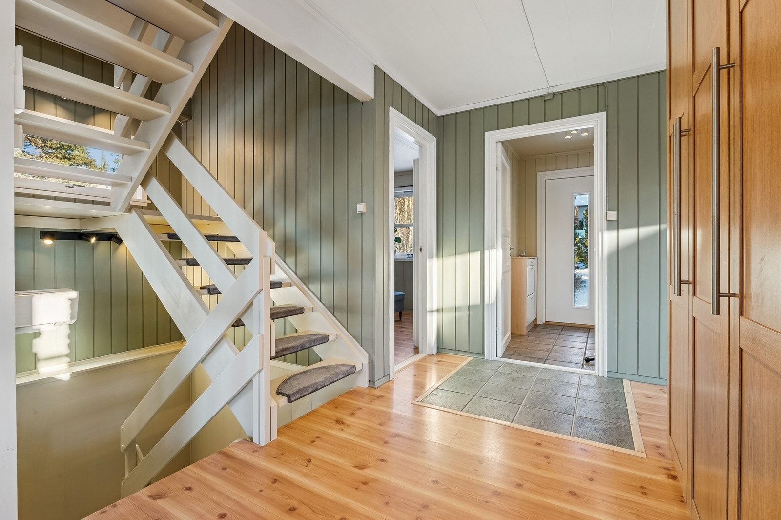 Praktisk flislagt inngangsparti. Galleribilde