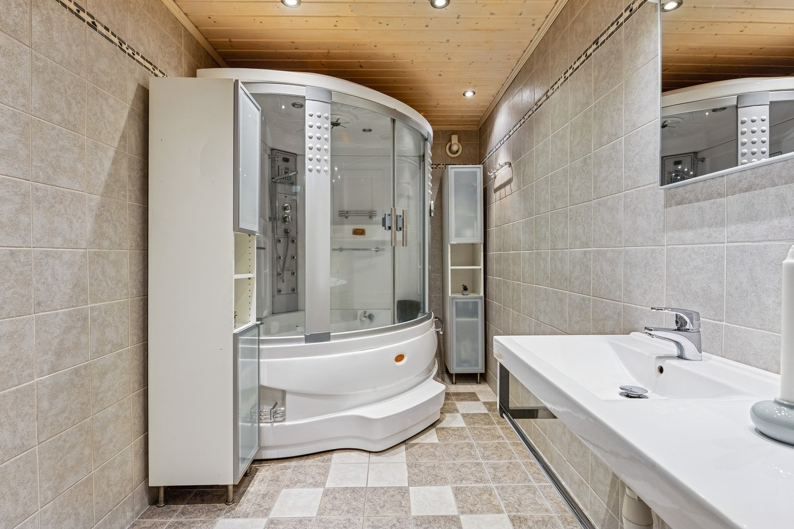 Flislagt bad i kjeller med gulvvarme. Galleribilde