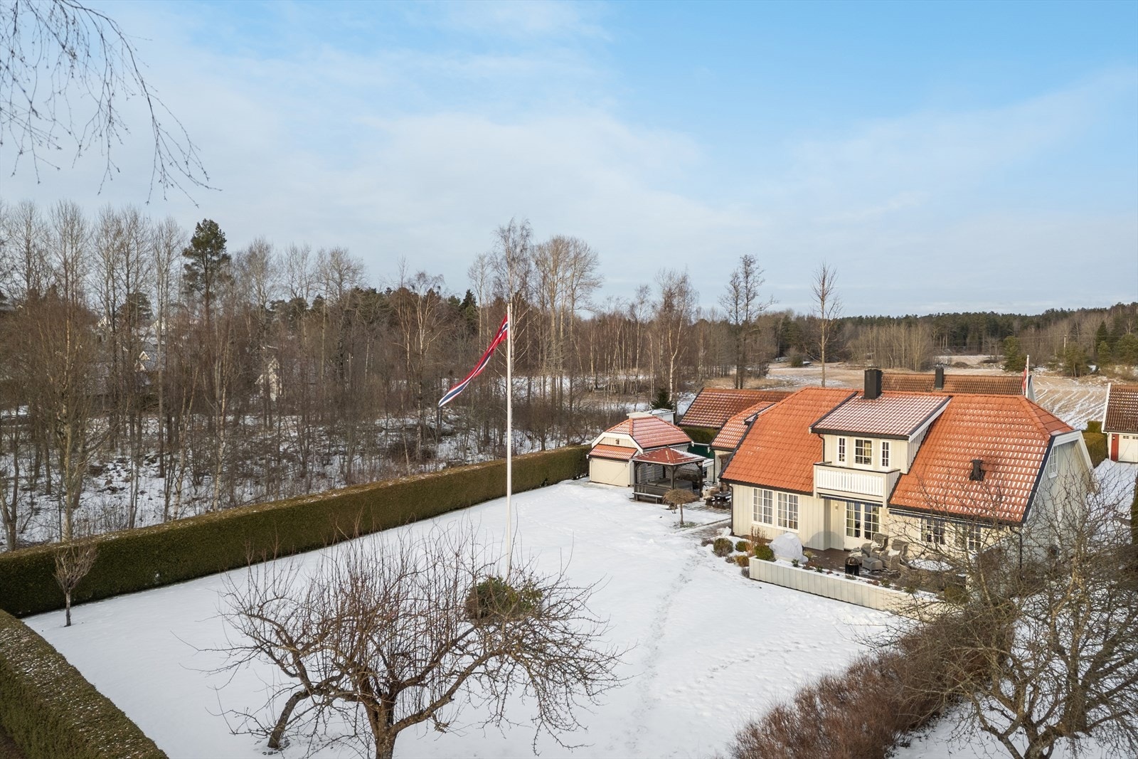 Fra eiendommen er det kort vei til fine turområder, bla. langs den 34 km lange kyststien. Galleribilde