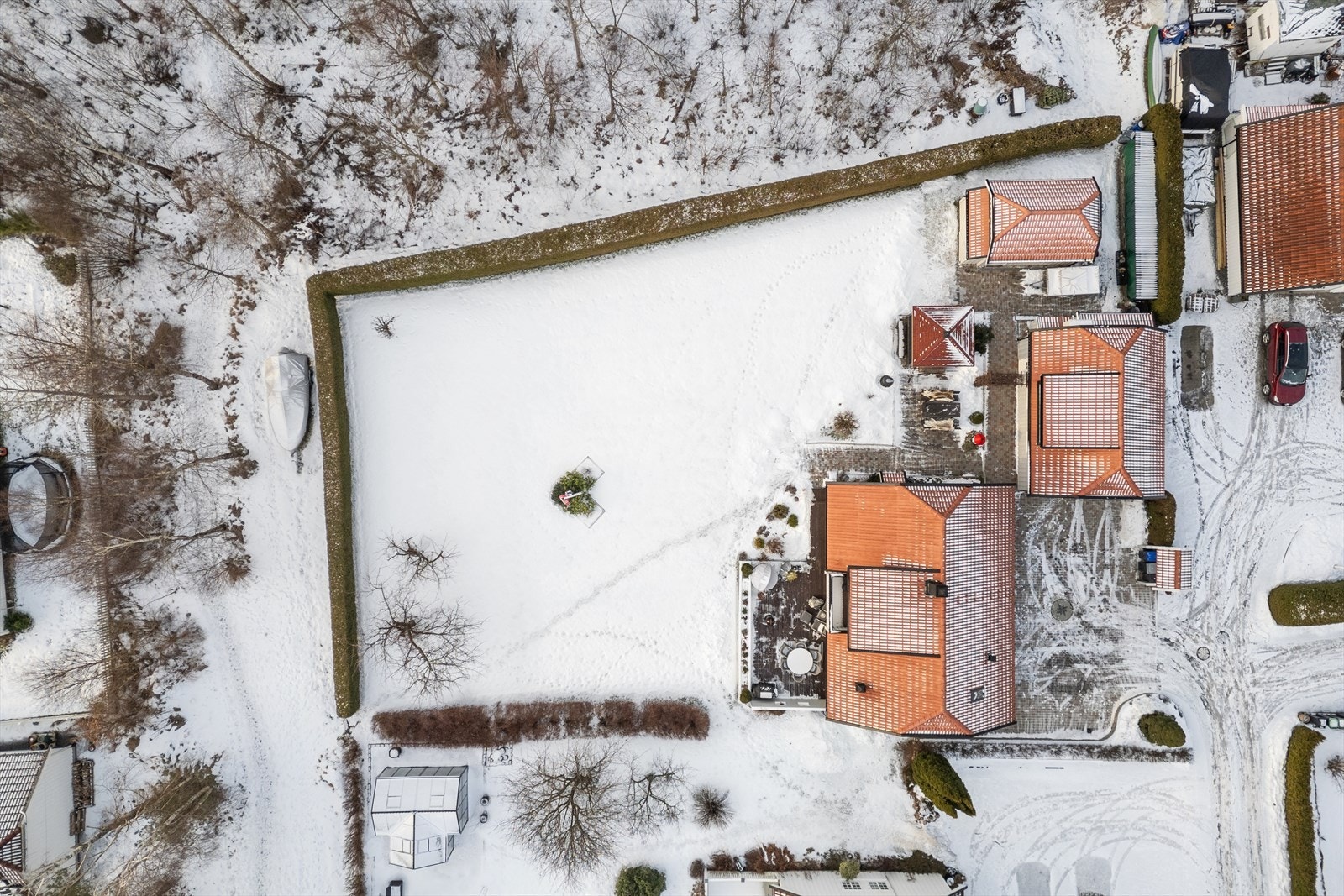 Eiendommen har en attraktiv beliggenhet i et barnevennlig og trygt nabolag. Galleribilde