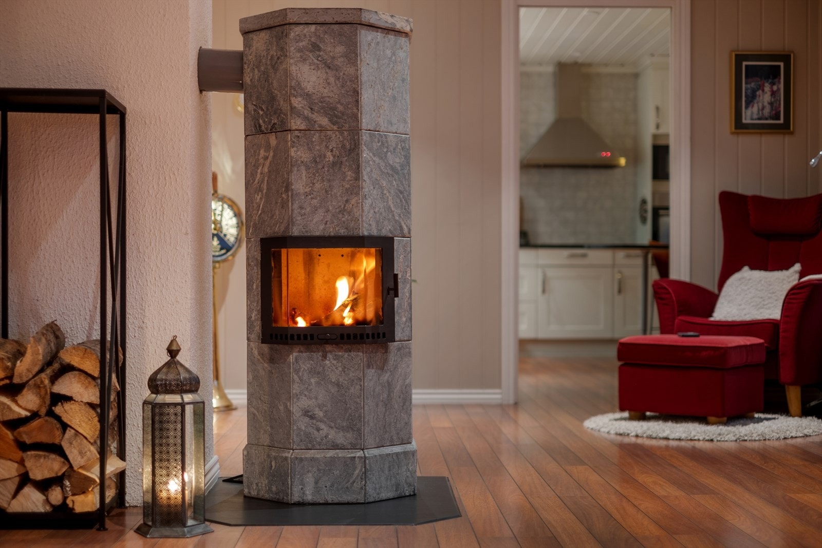 Klebersteinsovnen fra byggeåret er et solid og tidløst element i rommet. Galleribilde