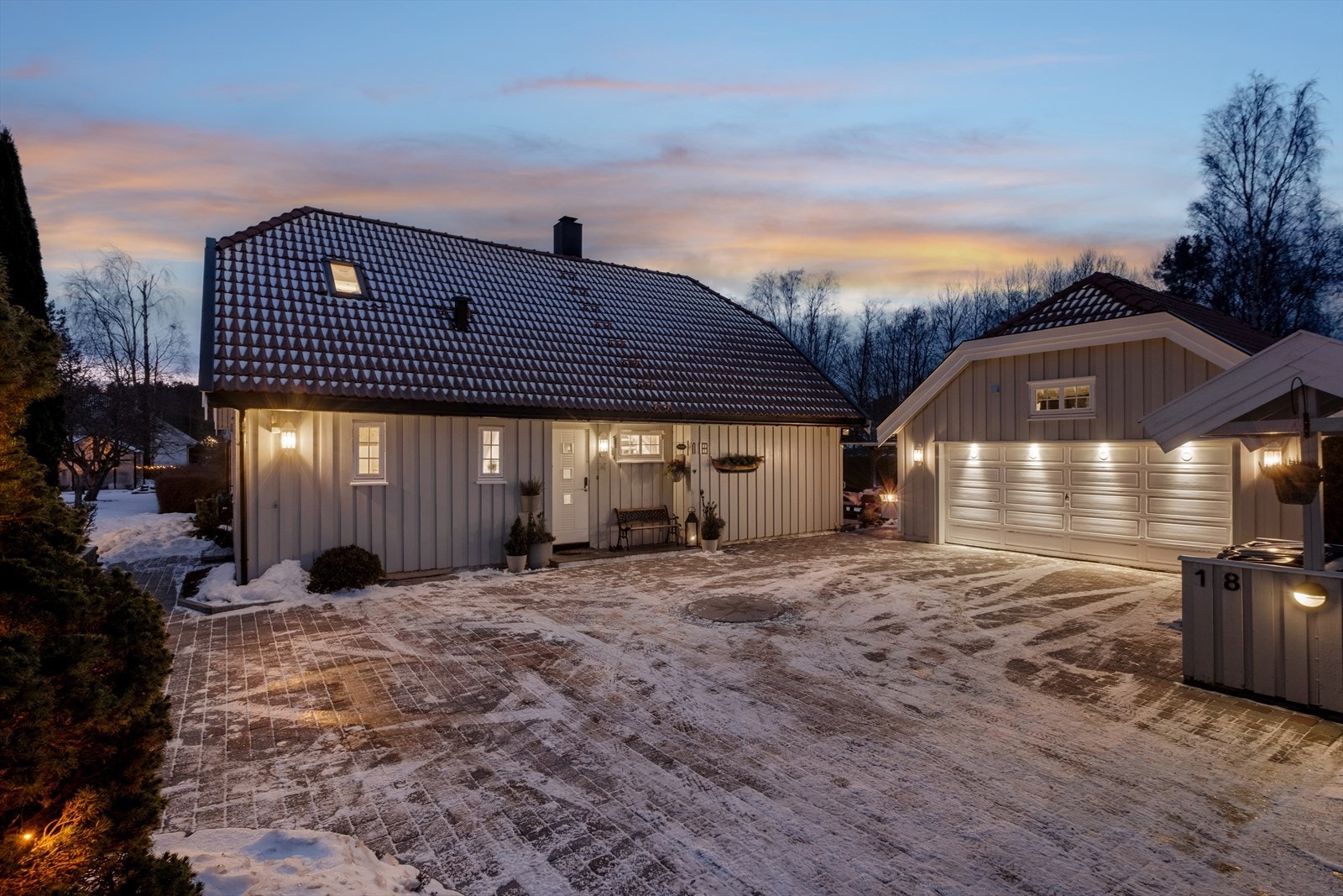 Velholdt familiebolig med en romslig og pent opparbeidet tomt. Galleribilde