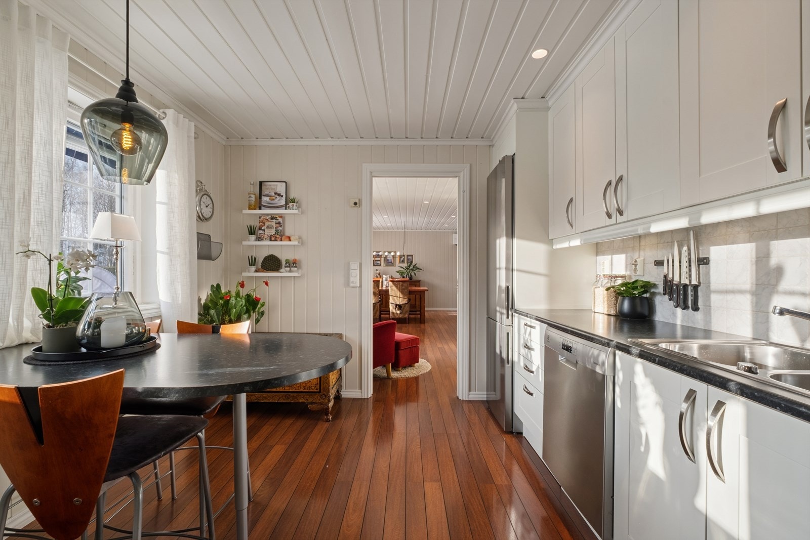 Rommet er utstyrt med integrerte hvitevarer og har plass til en hyggelig spiseplass ved vinduet. Galleribilde