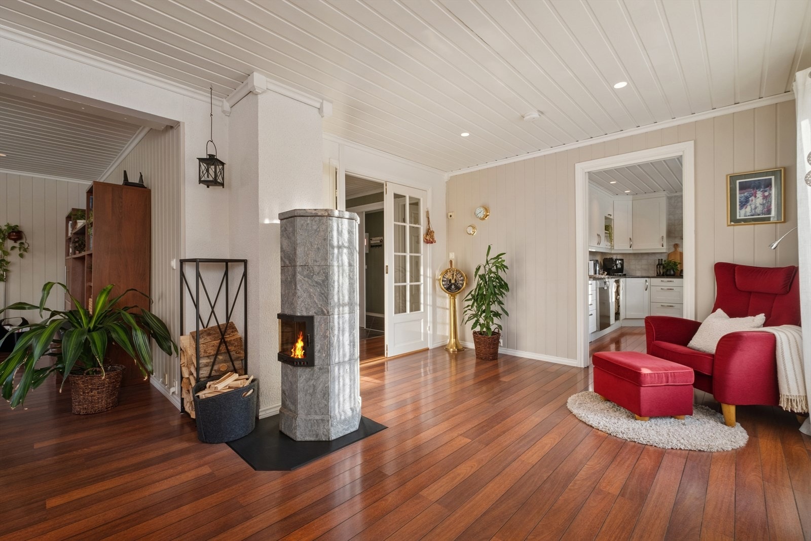 Stuen har god plass til både sofagruppe, lesekrok og spisestue. Galleribilde