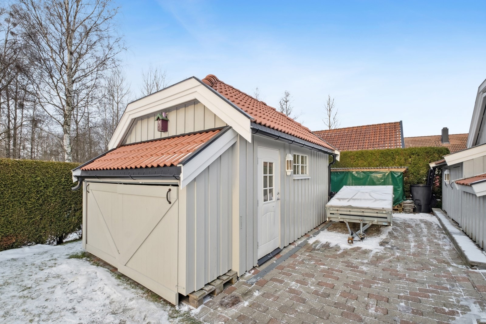 Frittstående utebod på ca. 16 m² gir rikelig med plass til lagring. Galleribilde