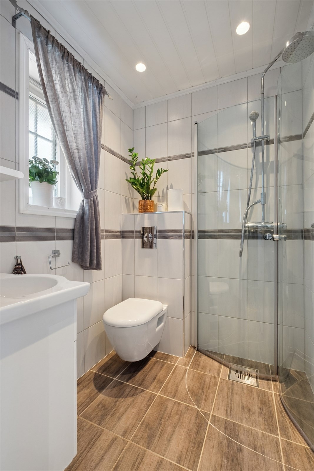 Flislagt bad i første etasje, rehabilitert i 2012, med gulvvarme og dusjhjørne. Galleribilde