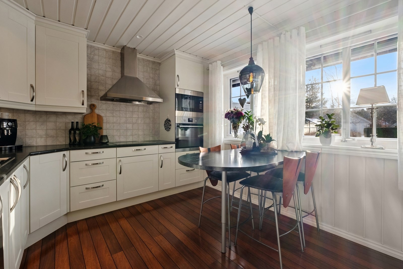 Kjøkkenet har en tidløs innredning fra JKE (2007) med profilerte, hvite fronter. Galleribilde