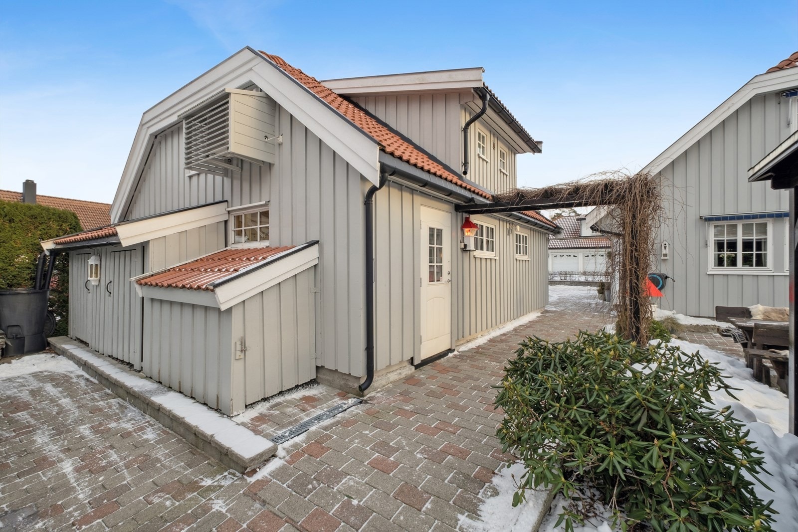 Gode lagringsmuligheter i flere boder, både i boligen og i øvrige bygninger. Galleribilde