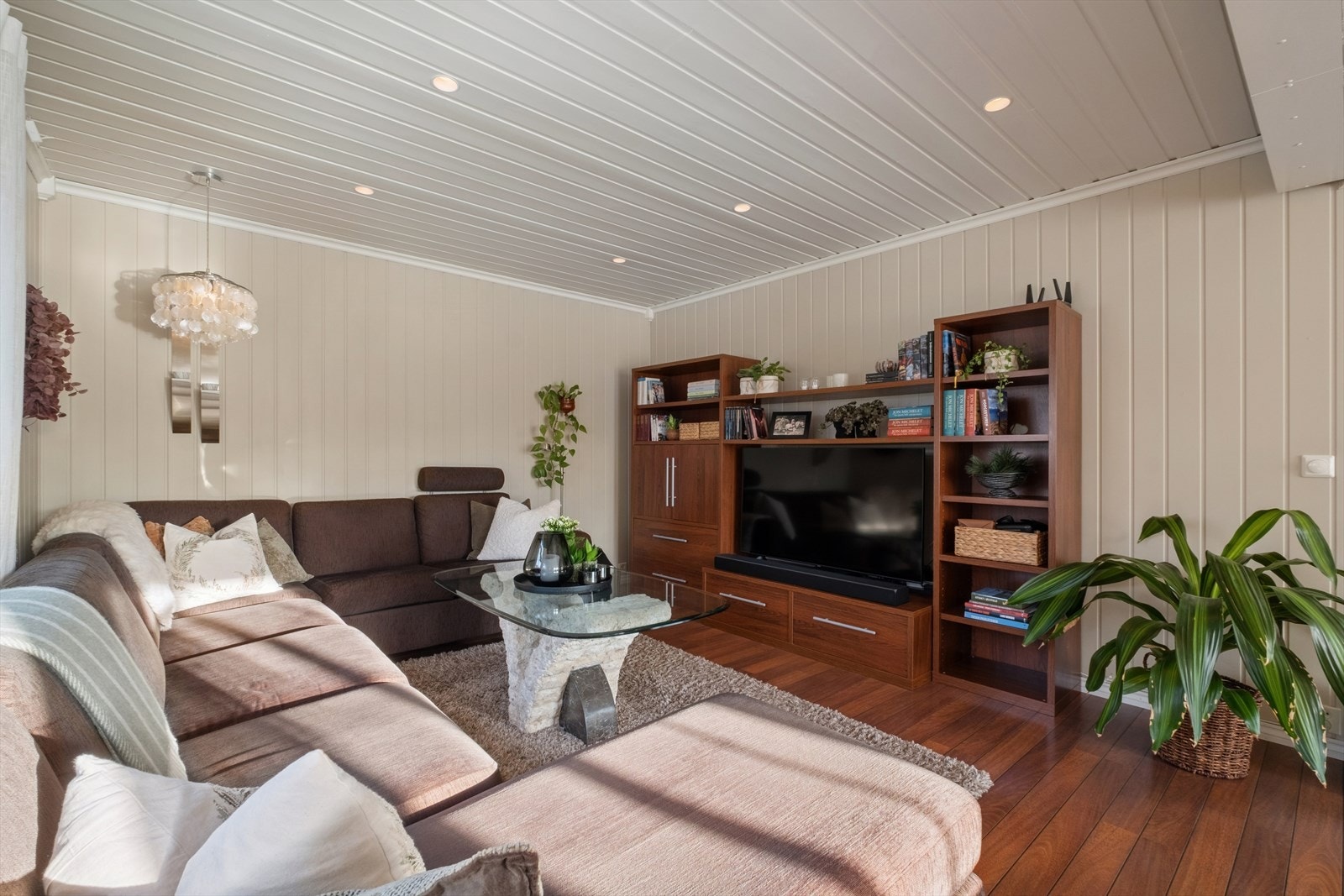 Det er elektriske varmekabler i gulvet, både i stuen og kjøkkenet. Galleribilde