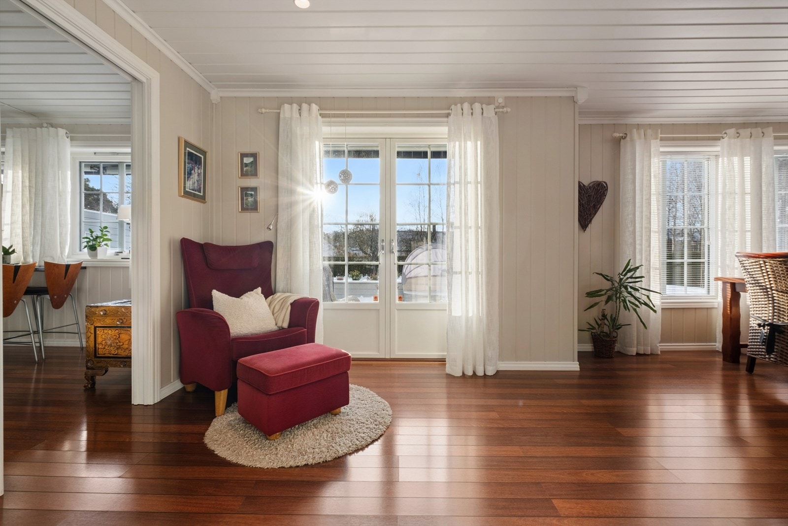 Fra stuen er det direkte utgang til den solrike terrassen. Galleribilde