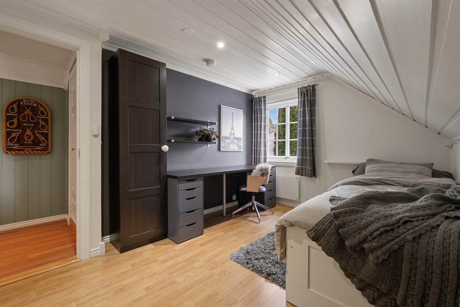 Skråtakene gir en lun atmosfære på soverommene. Galleribilde