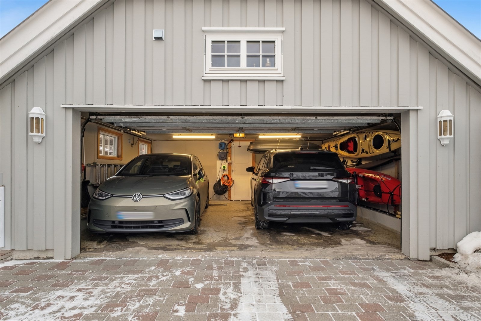 Dobbelgarasje på 32 m² med innlagt strøm og elbillader. Galleribilde
