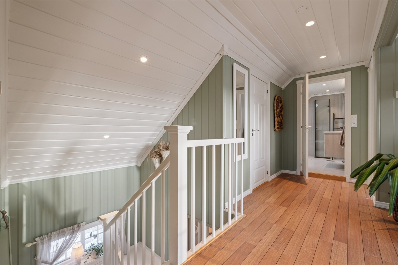 Utstrakt bruk av downlights i begge plan, gir et godt lysbilde. Galleribilde