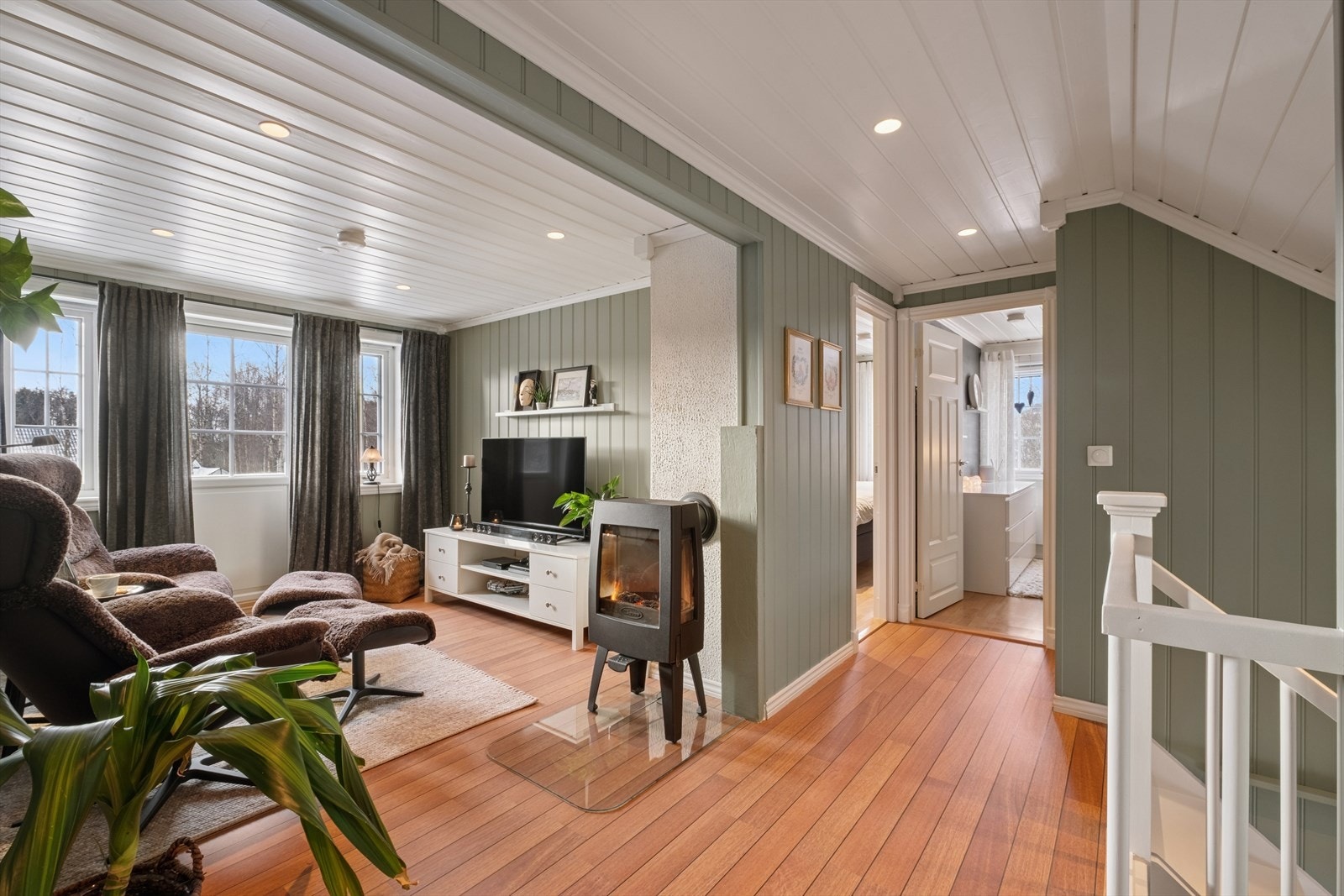 En hyggelig TV-stue med ny vedovn fra 2022 og utgang til balkong. Galleribilde
