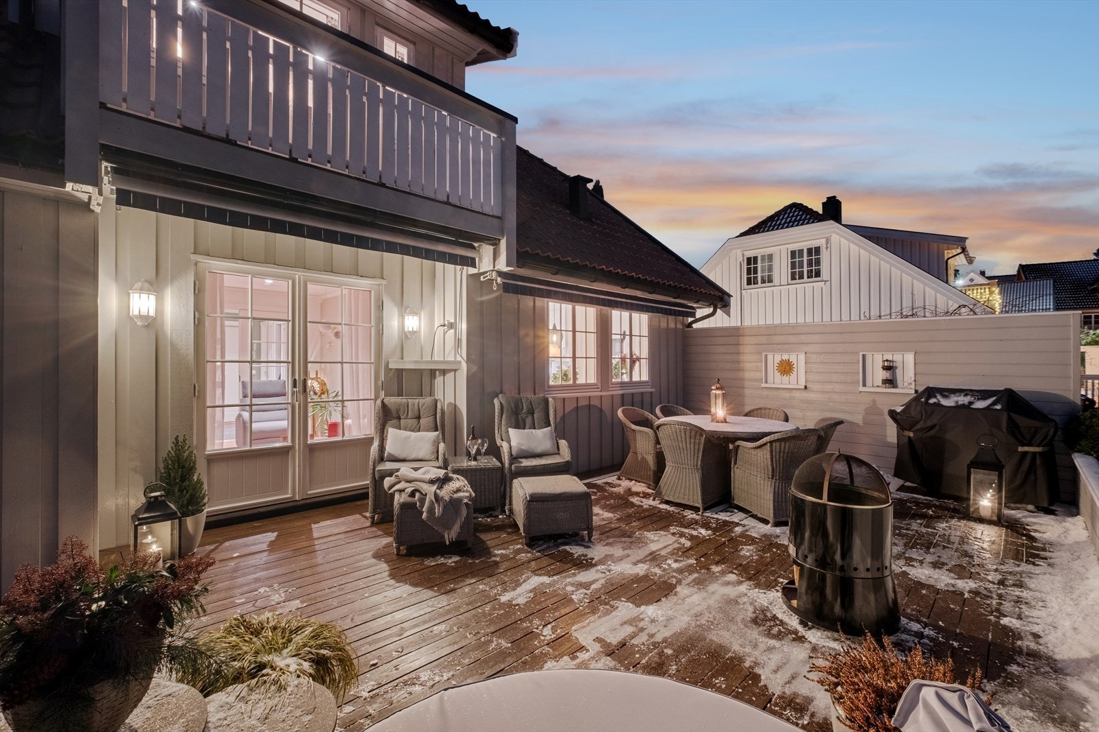 Terrassen er et sosialt samlingspunkt med god plass til utemøbler og grill. Galleribilde