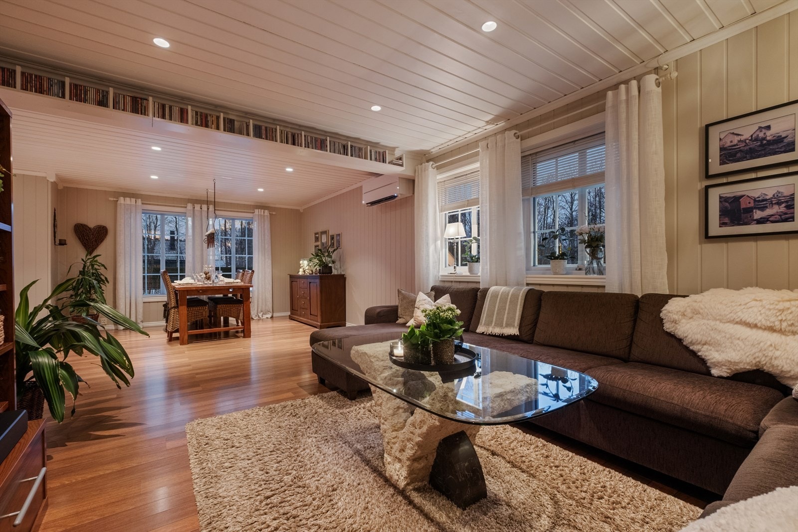 Boligen har en familievennlig planløsning fordelt over to plan. Galleribilde