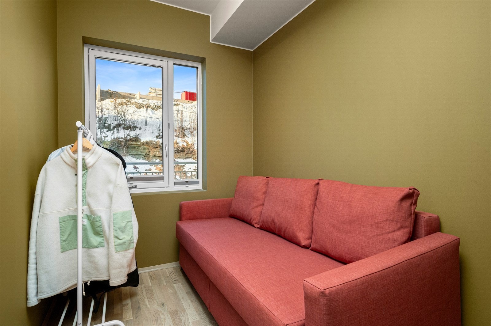 Det andre soverommet måler 5,9 m² og egner seg godt som soverom eller kontor. Galleribilde