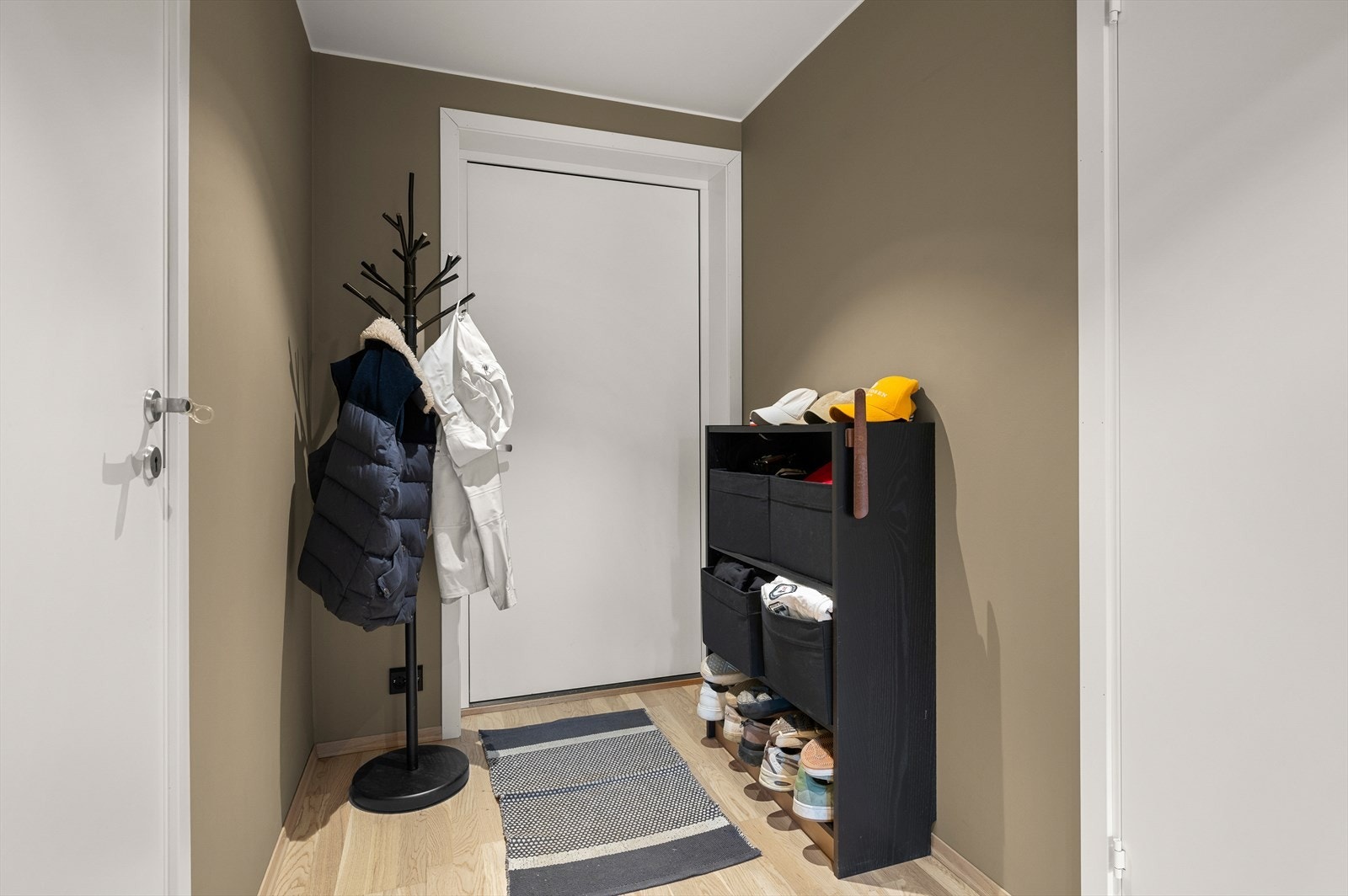 Åpen entré med gode muligheter for oppheng av yttertøy og sko. Galleribilde
