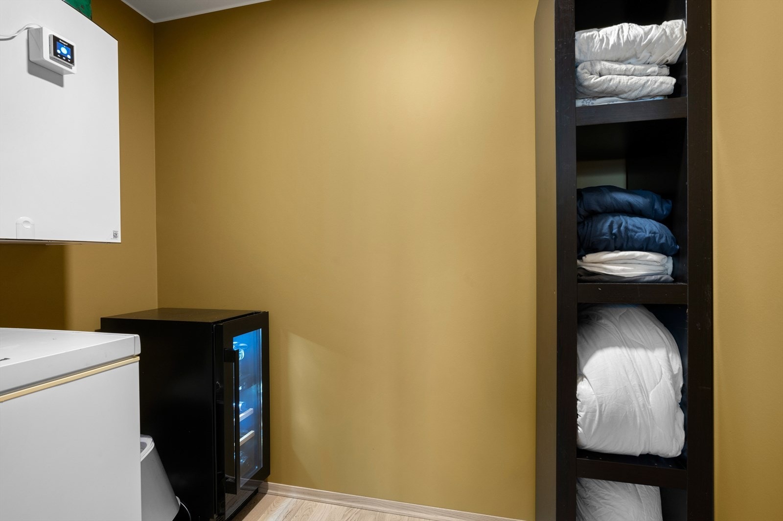 Fra soverommet har man direkte adgang til innvendig bod på 2,7 m² med gode oppbevaringsmuligheter. Galleribilde