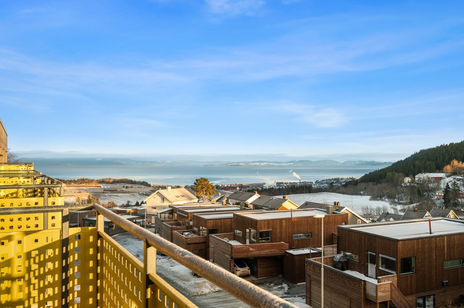 Her har man en flott beliggenhet ved grensen til Estenstadmarka og utsikt mot fjorden. Galleribilde