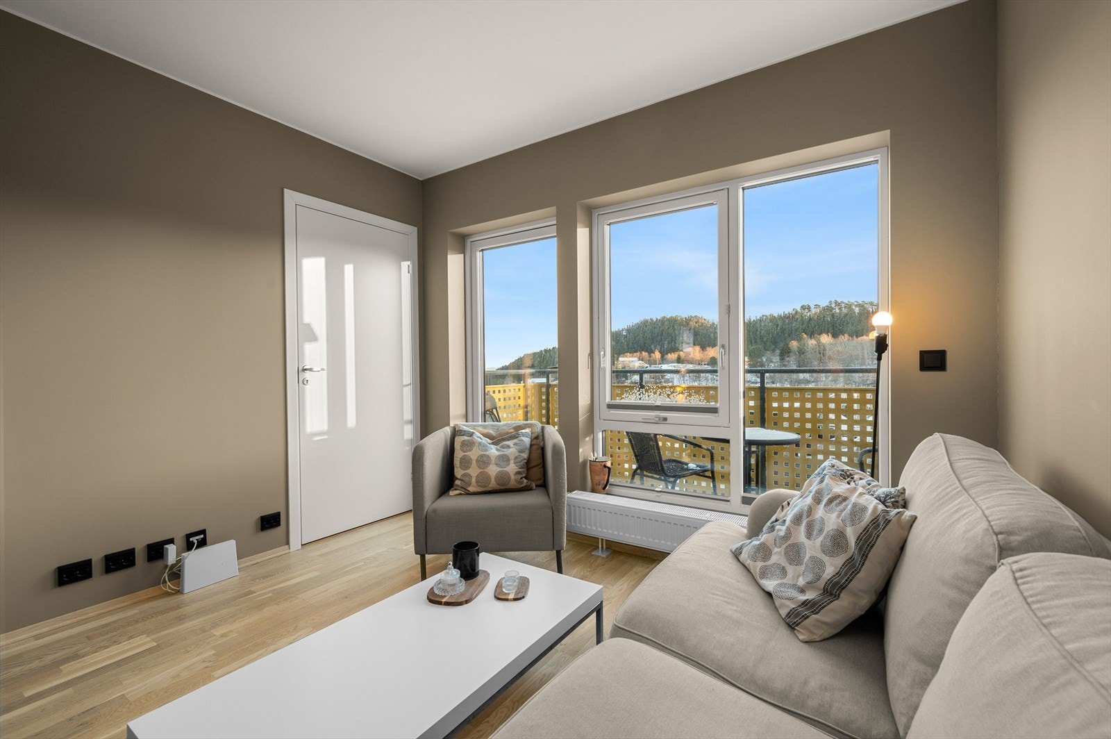 Stuen byr på store vindusflater som gir rikelig med naturlig lysinnslipp. Galleribilde