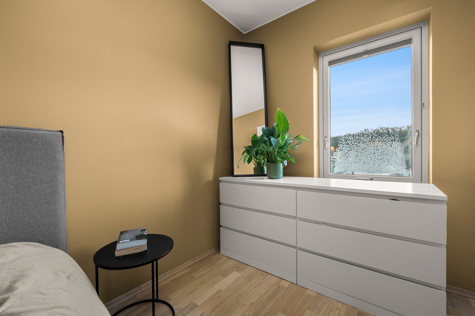 Her er det også rikelig med gjennomlys og gode garderobemuligheter. Galleribilde