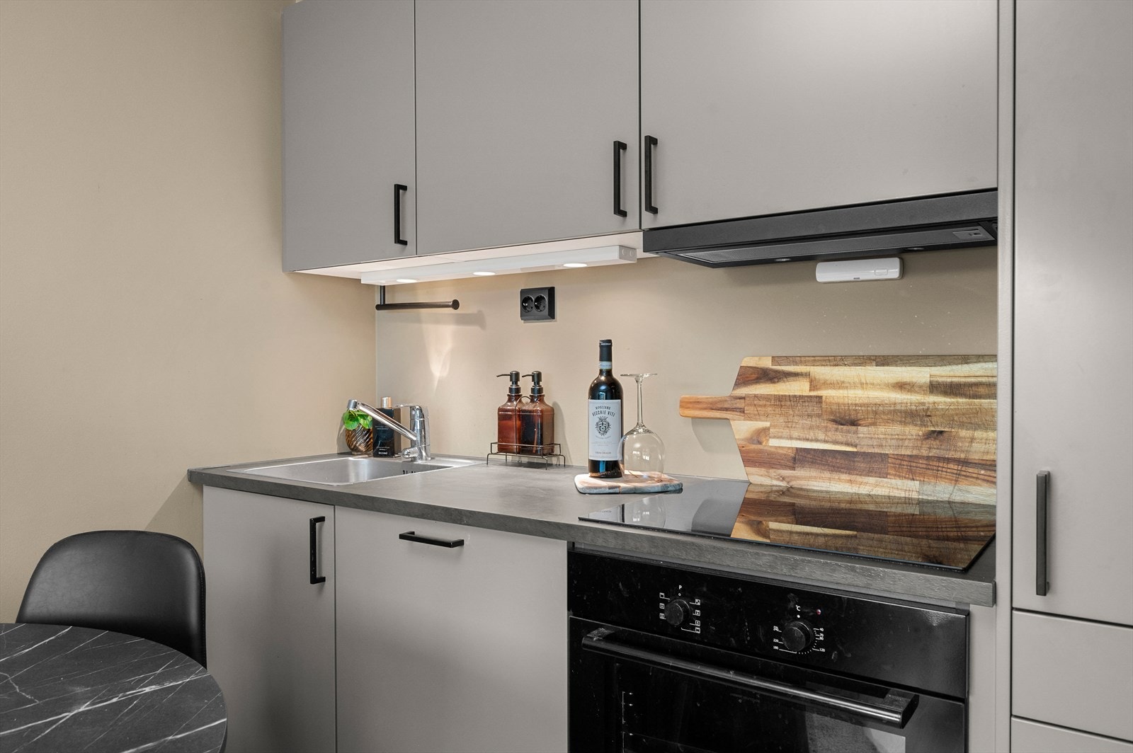 Kjøkkenet har en moderne farge og sorte detaljer som gir et stilrent uttrykk. Galleribilde