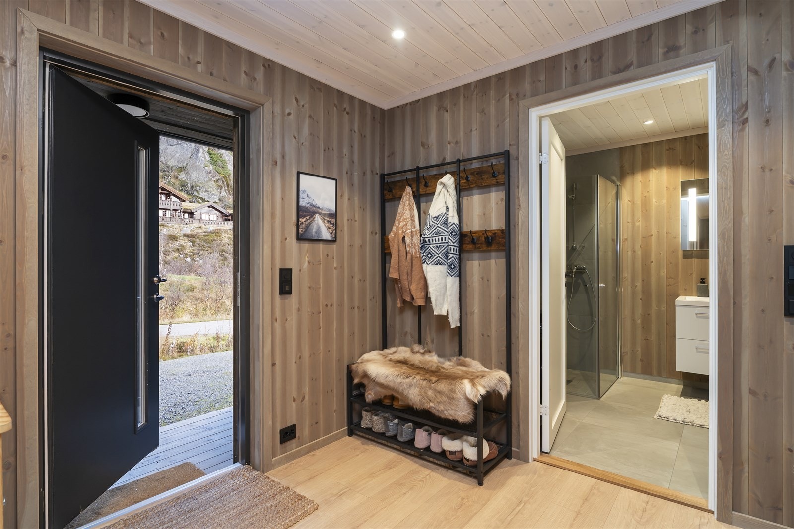 Velkommen inn til Bergehomman 32 - stor gang med god plass til omkledning og oppbevaring Galleribilde