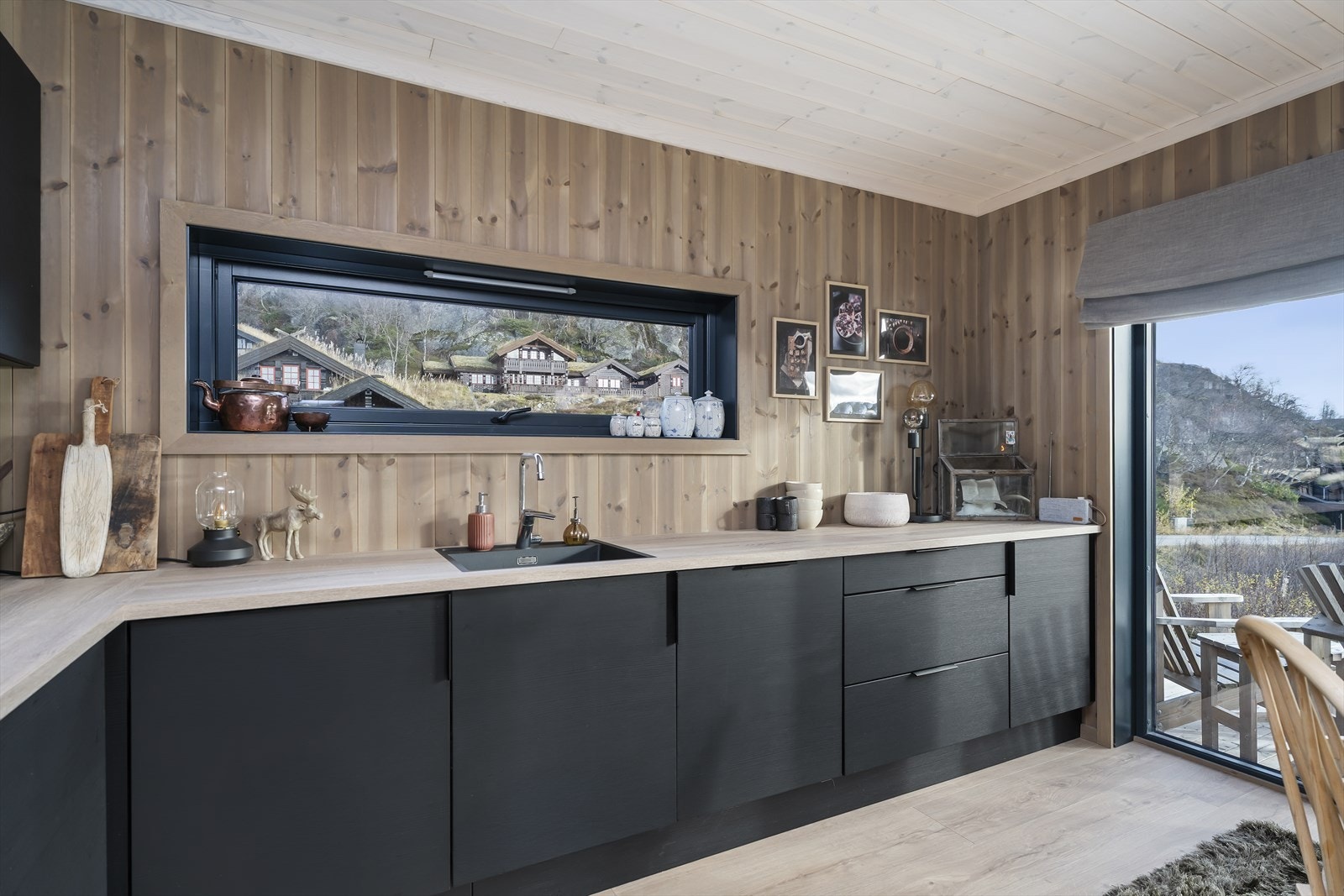 Også på kjøkkenet gir vindusflatene godt lys og sikrer utsikt Galleribilde