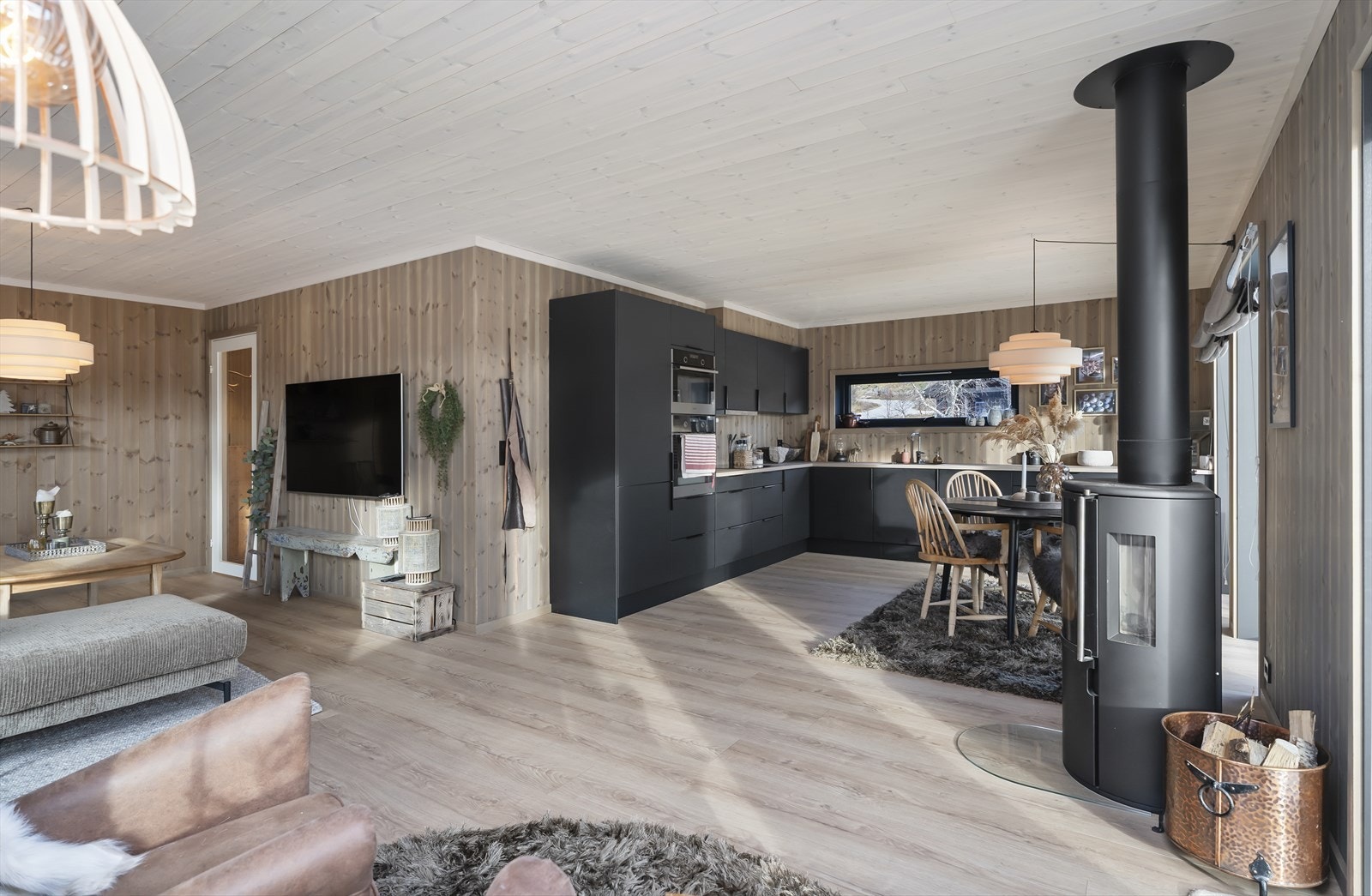 Kjøkkenet er lekkert med gode arbeidsflater og godt med skapplass Galleribilde