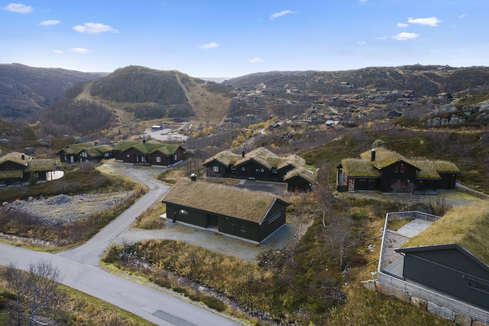 Utsikt fra stue og terrasse mot alpinbakken og fjellområdene rundt Galleribilde