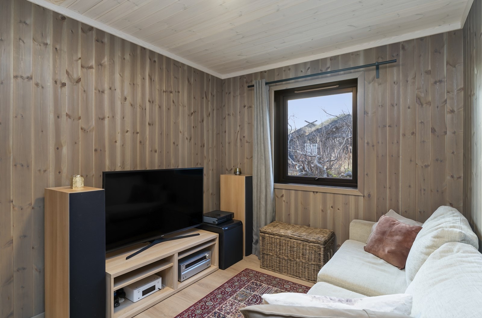 Soverom 2 av 4 er innredet som TV-stue Galleribilde