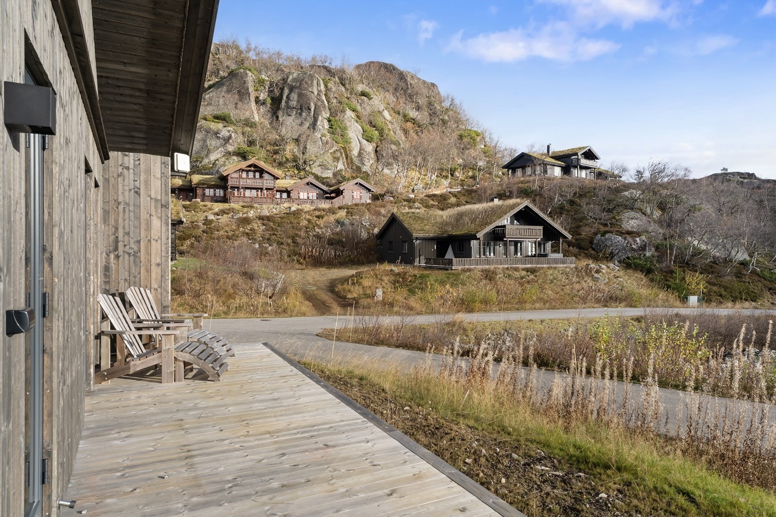 Hytten ligger fint på Bergehomman som er ansett for å være solrikt Galleribilde