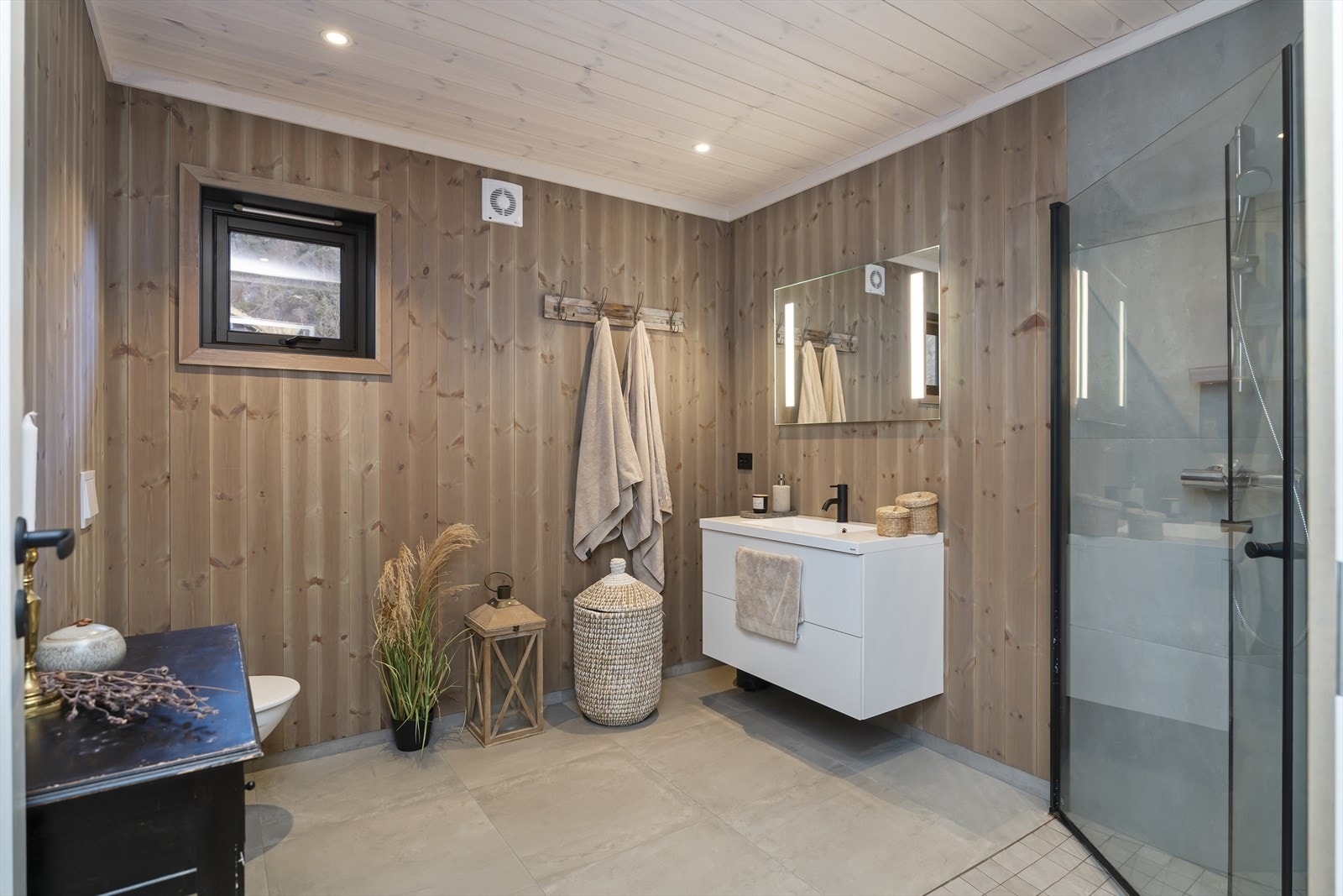 Hovedbadet (1 av 2) er innredet med en lekker dusjnisje og vegghengt toalett Galleribilde