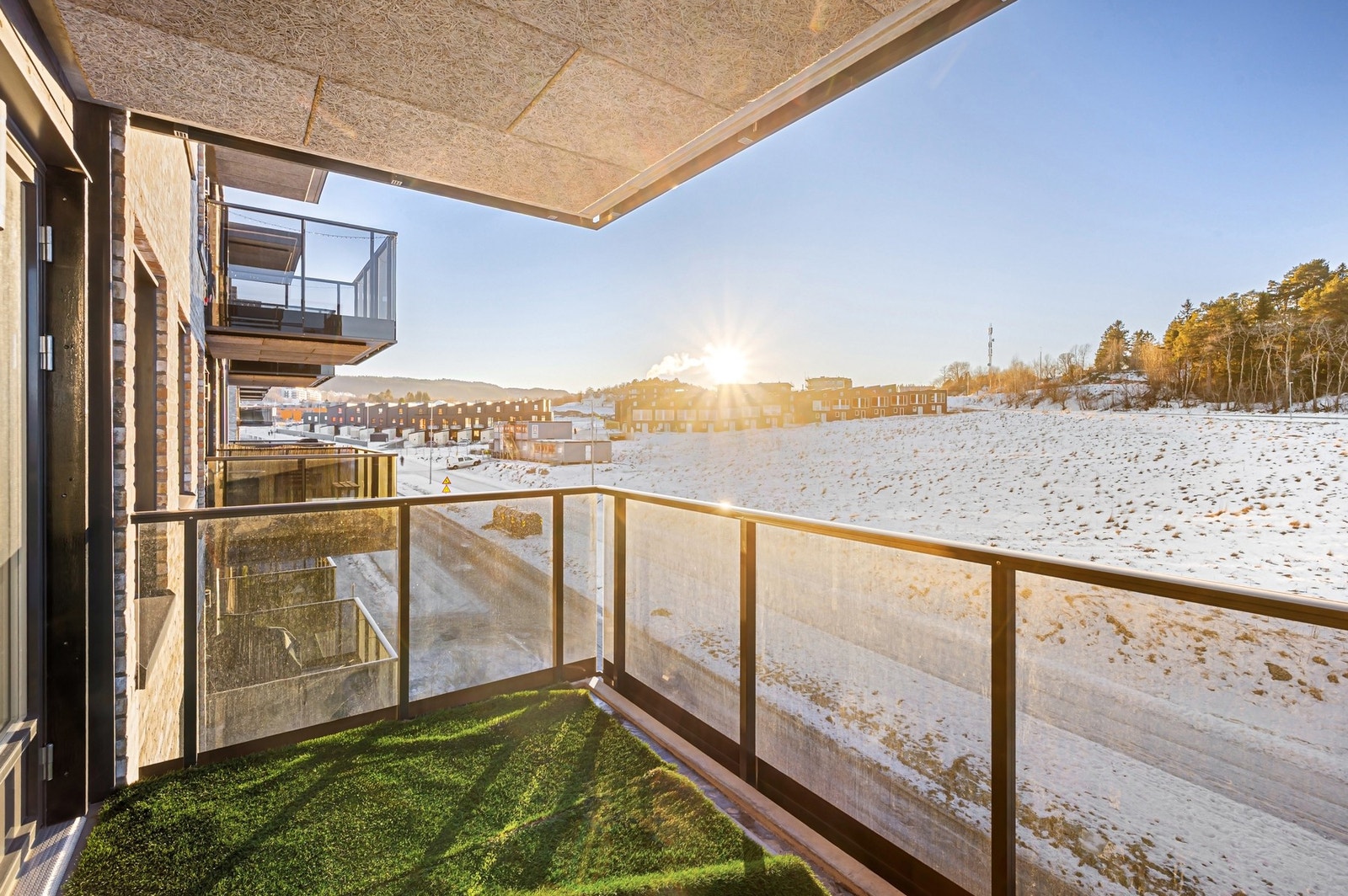 Balkong med svært god utsikt og solforhold. Det følger også p-plass i p-kjeller. Galleribilde