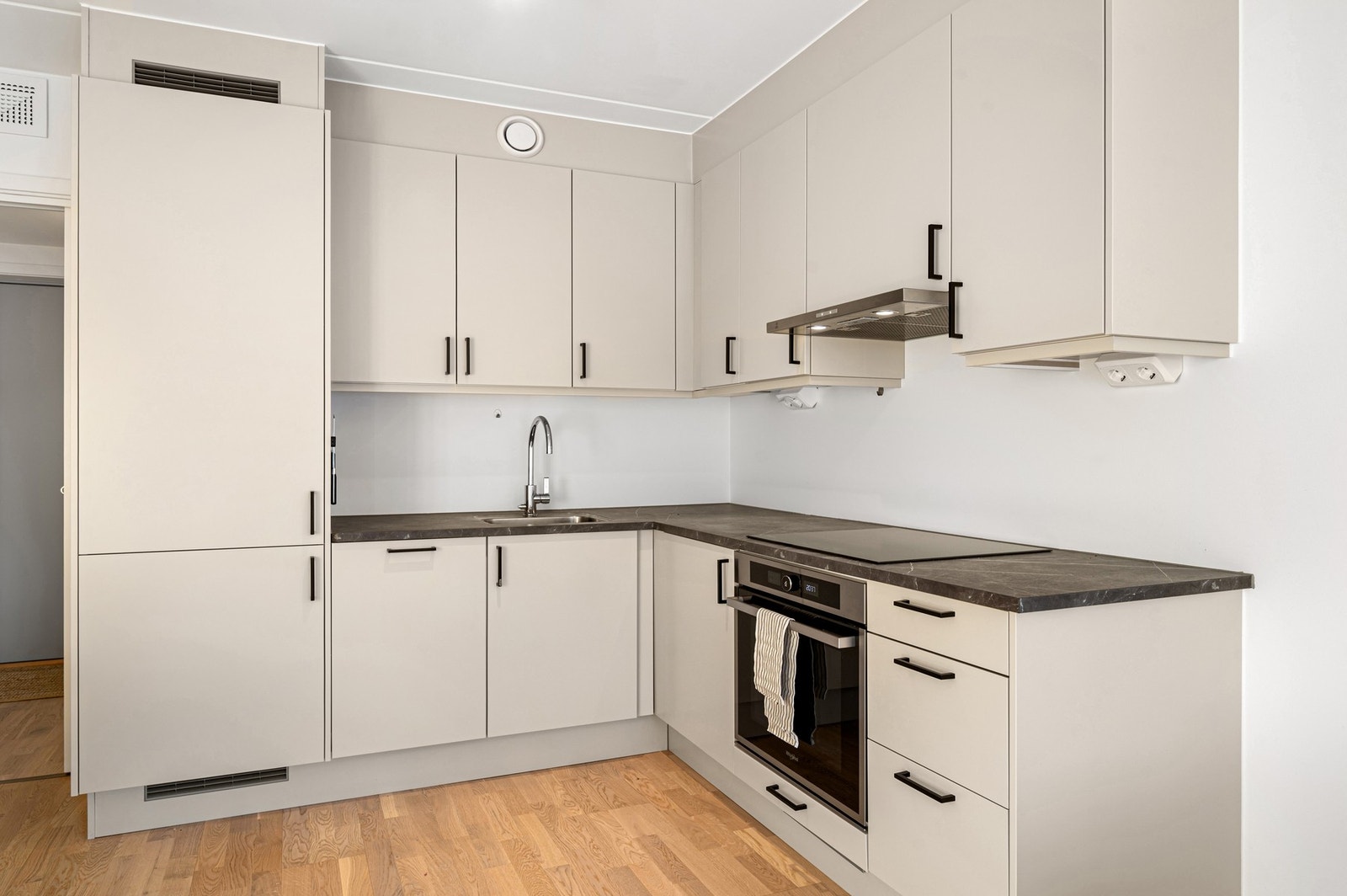 Lekker kjøkkeninnredning med slette fronter og laminert benkeplate. Galleribilde