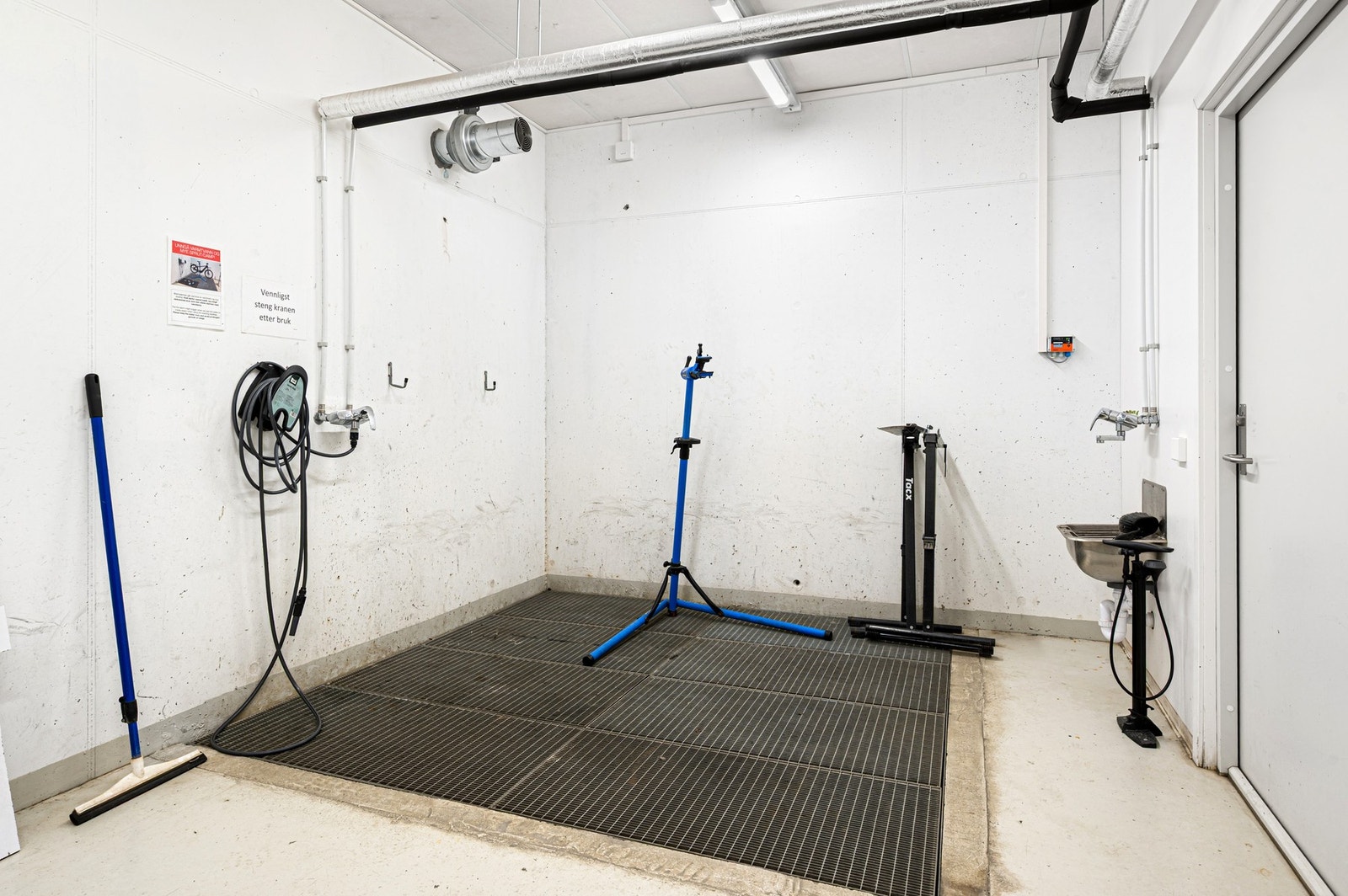 Felles vaskerom. Her kan man vaske sykkel, bildekk, hunder og div utsyr m.m. Det er også felles sykkelparkering og felles bod med verktøy for beboerne. Galleribilde