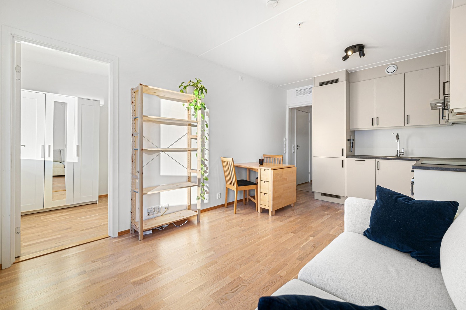 Det er åpenløsning mot kjøkken. Galleribilde