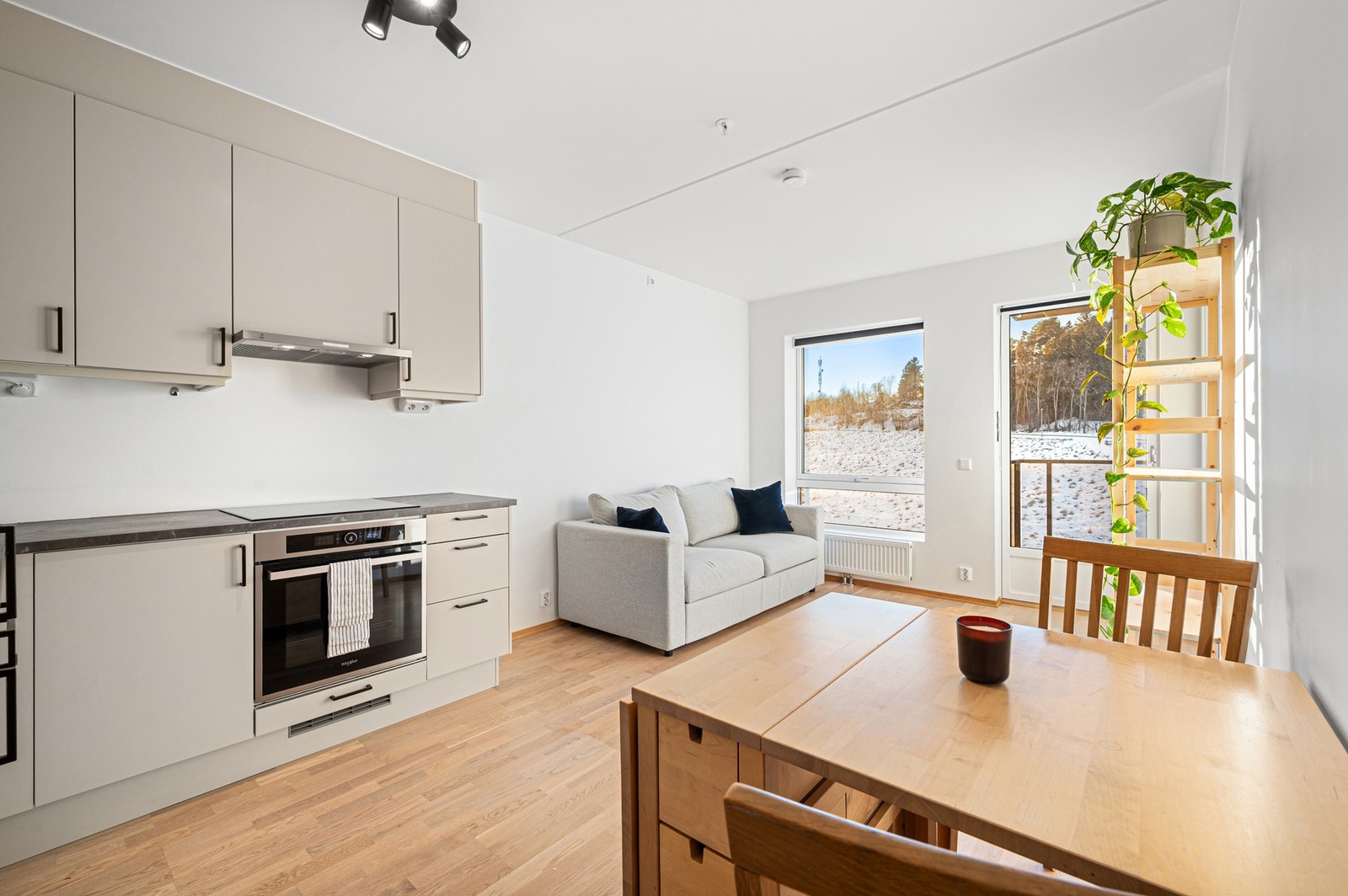 Det er lave og forutsigbare felleskostnader. Fjernvarme og varmtvann er inkl. Galleribilde