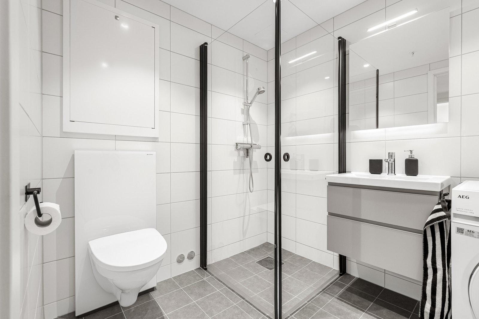 Det er opplegg for vaskemaskin på badet. Galleribilde