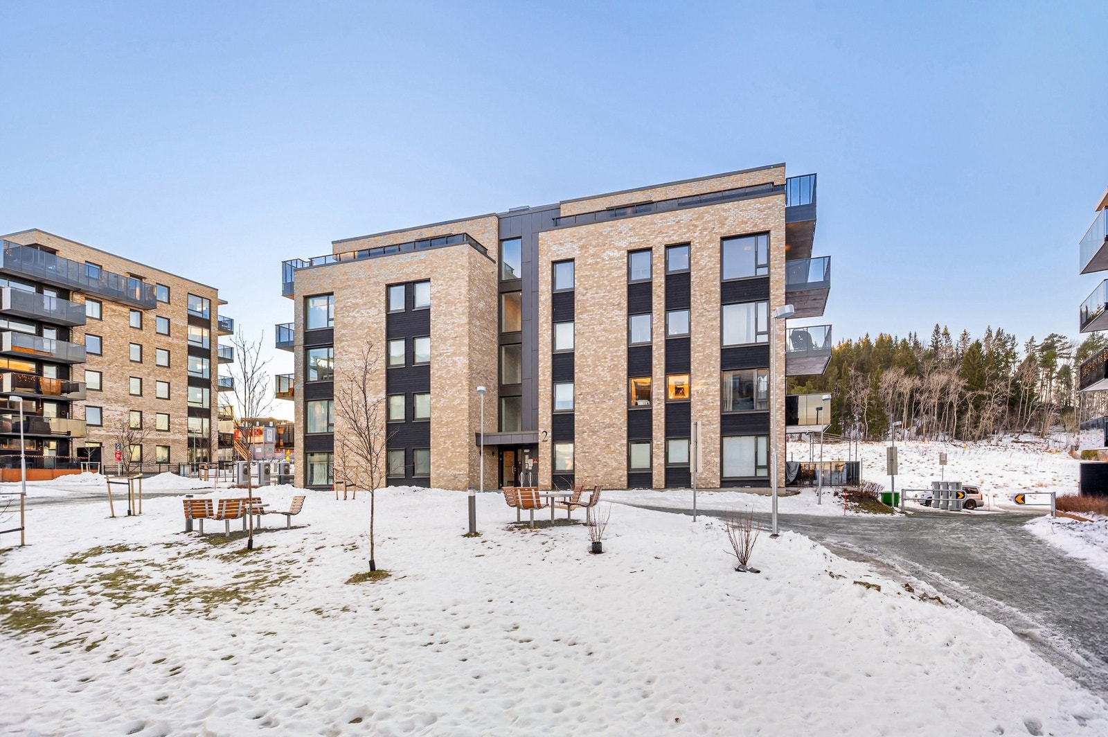 Fellesarealet er pent opparbeidet med grøntareal, lekeplasser og sittegrupper. Galleribilde