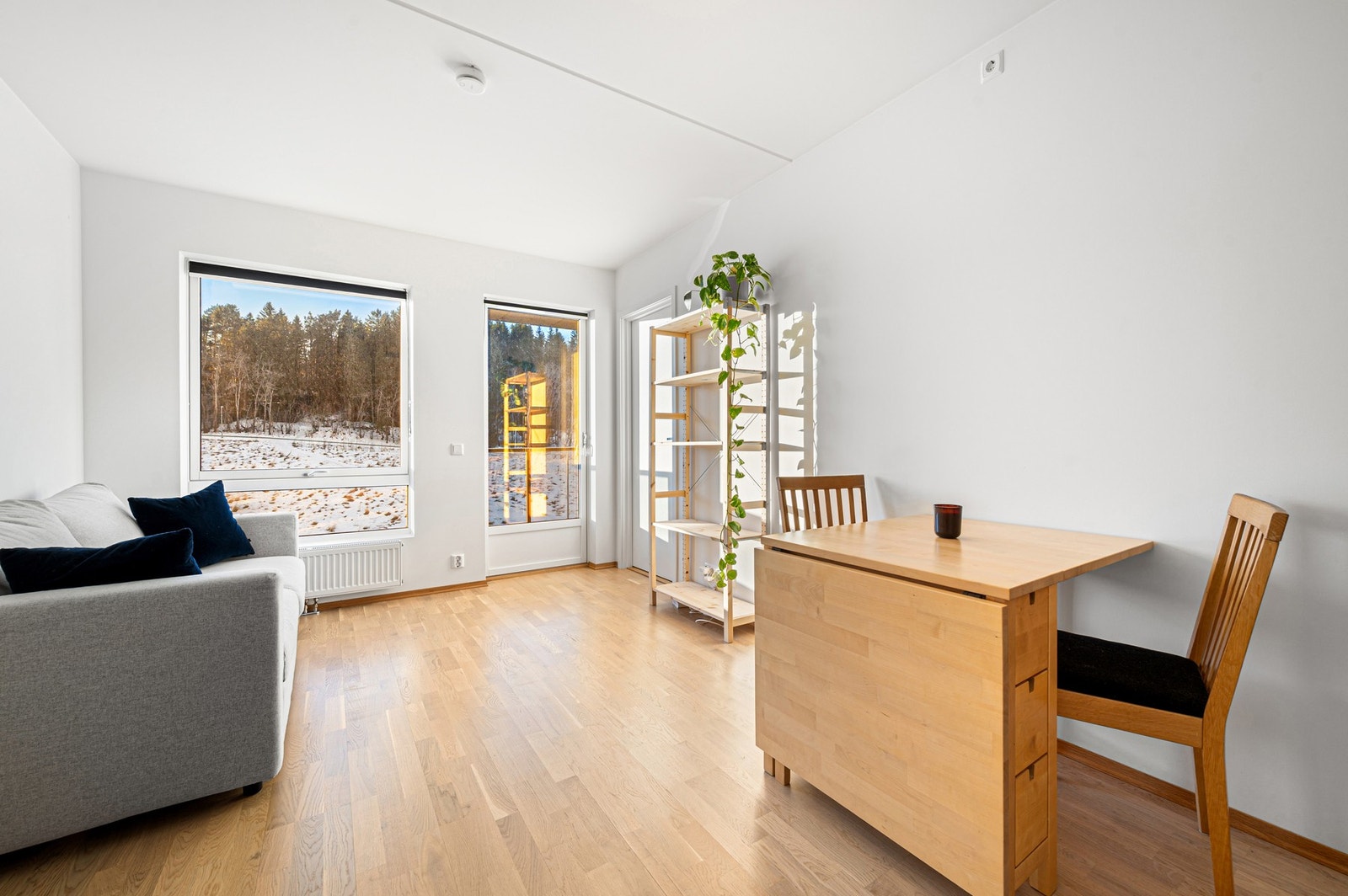 Velkommen inn. Stue oppleves romslig og innbydende takket være god takhøyde og gjennomlys fra flere vindusflater. Galleribilde